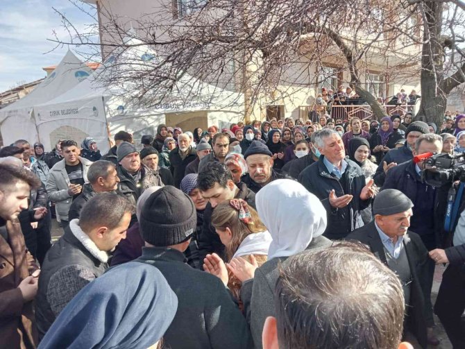 Trafik Kazasında Hayatını Kaybeden Rabia’nın Son Yolculuğuna Uğurladığı Anlar Yürekleri Dağladı