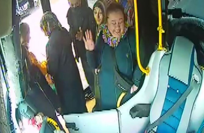 Kendisi İle Tartışan Yolculara Küsen Şoförün Tepkisi, Görenleri Kahkahaya Boğdu