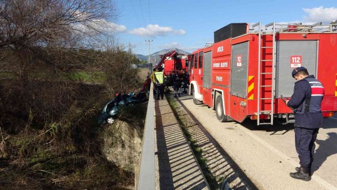 Antalya’da Köprü Demirine Çarpan Otomobilde Can Pazarı