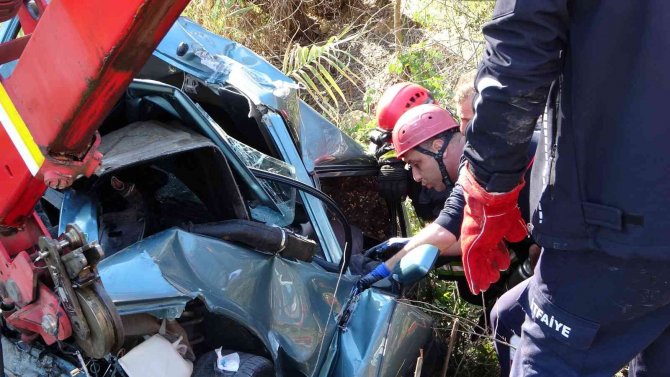 Antalya’da Köprü Demirine Çarpan Otomobilde Can Pazarı