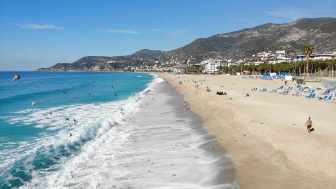 Alanya’da Ocak Ayının Güneşli Havasında Deniz Keyfi Yaşadılar