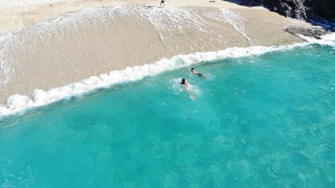 Alanya’da Ocak Ayının Güneşli Havasında Deniz Keyfi Yaşadılar