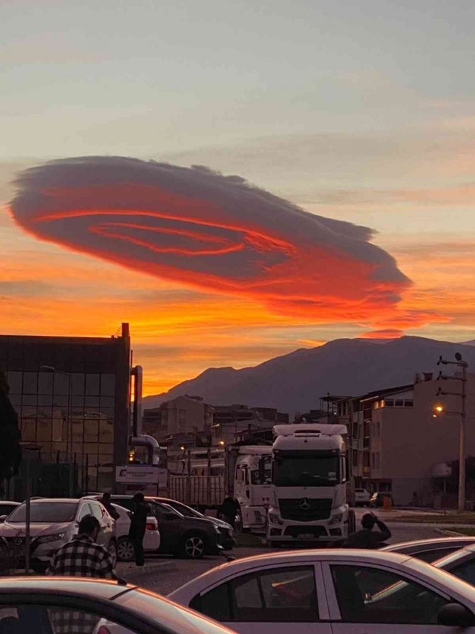 Bursa’da Ufo’ya Benzetilen Mercek Bulutlarla İlgili Paylaşım