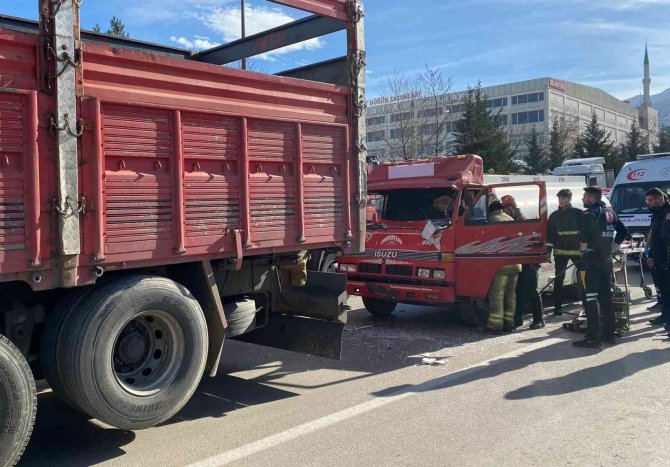 Yakıt Tankeri Kamyona Çarptı, Can Pazarı Yaşandı