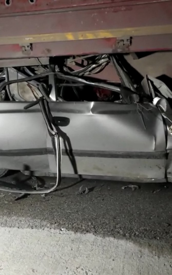 Çanakkale’de Tır’ın Altına Giren Otomobilin Sürücüsü Hayatını Kaybetti