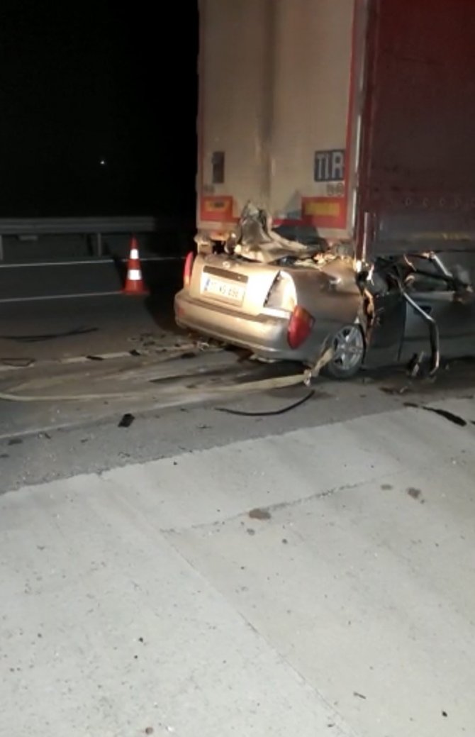 Çanakkale’de Tır’ın Altına Giren Otomobilin Sürücüsü Hayatını Kaybetti