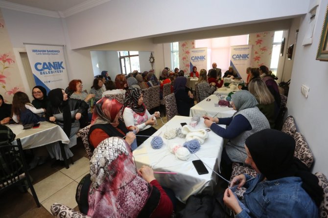 Başkan Sandıkçı Öğrenciler İçin Atkı Ve Bere Ördü