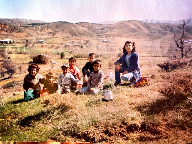 Yer Aynı, Arkadaşlar Aynı, Tarih Farklı: Elazığ’da 7 Çocukluk Arkadaşı, 18 Yıl Sonra Aynı Yerde Buluşup Ayını Fotoğrafı Çektirdi