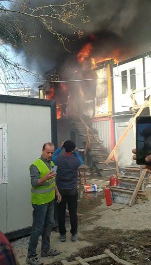 İ̇şçilerin Kaldığı Konteyner Alev Alev Yandı