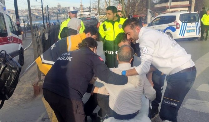 Fatih’te Motosikletin Çarptığı Turist Yaralandı