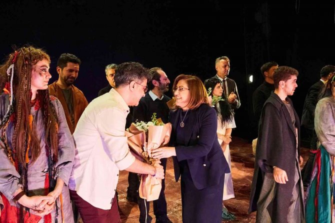 Gaziantep Şehir Tiyatrosu "Beşinci Mevsim Efsanesi Oyunuyla Perde Açtı