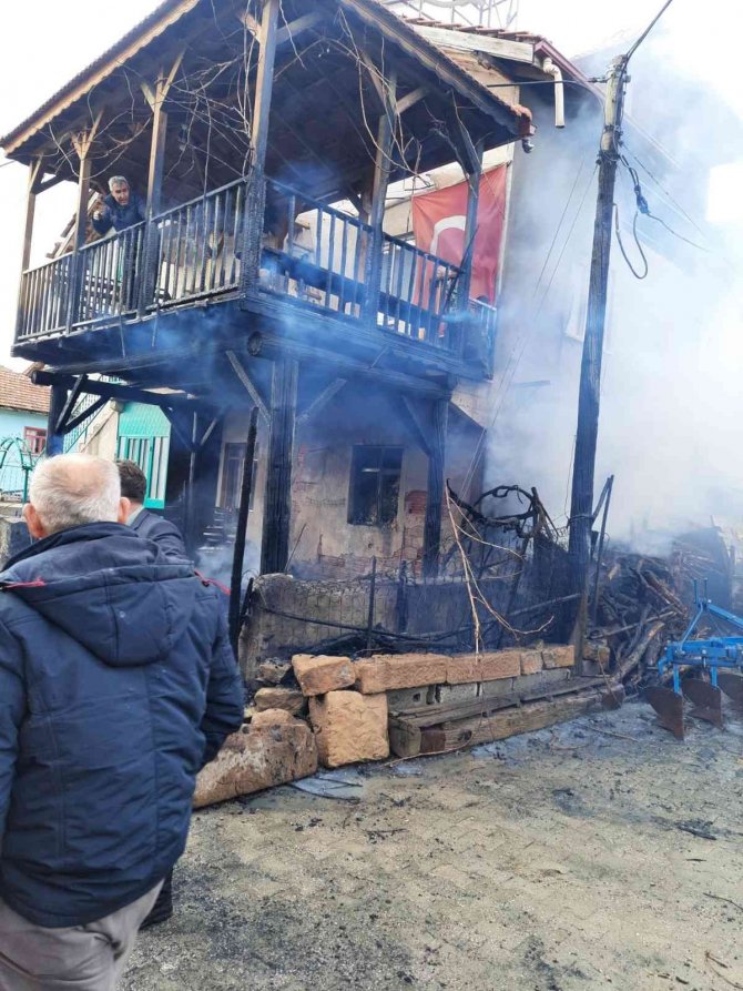 Gediz’deki Yangında Traktör, Otomobil Ve Samanlık Yandı