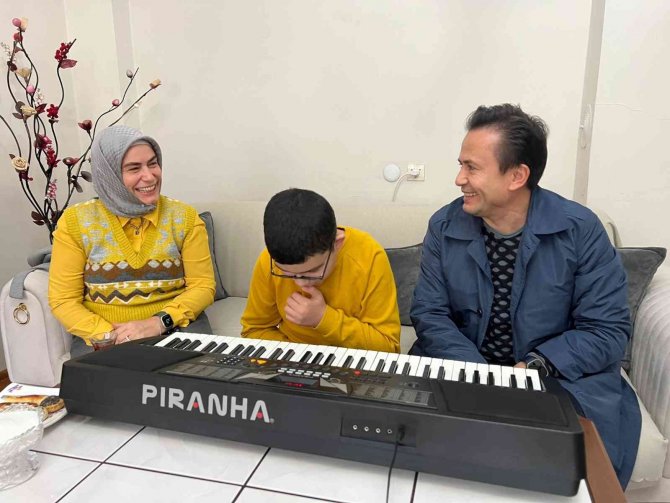 Görme Engelli Muhammet’in Org Çalarak Söylediği Türkü Yürekleri Dağladı