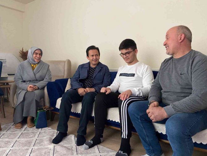 Görme Engelli Muhammet’in Org Çalarak Söylediği Türkü Yürekleri Dağladı