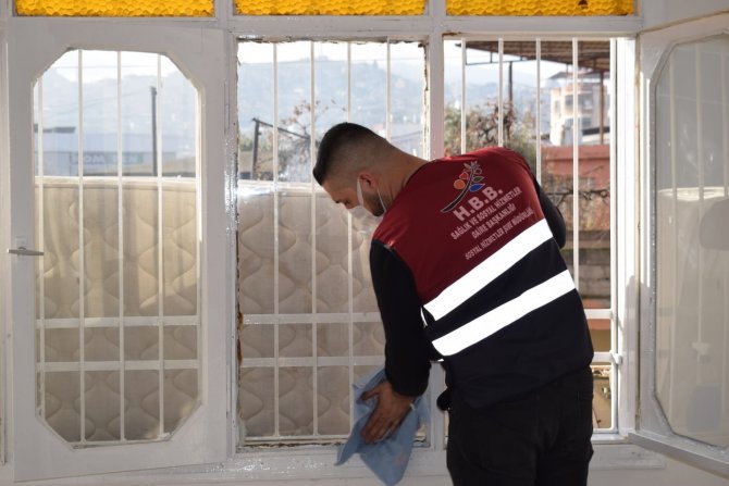 Hatay’da Evi Yanan Aileye Destek