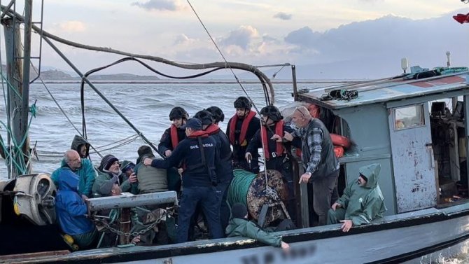 İ̇zmir Körfezi’nde Kaçak Avcı Operasyonu: Balıkçı Teknesi Kaçtı, Ekipler Kovaladı
