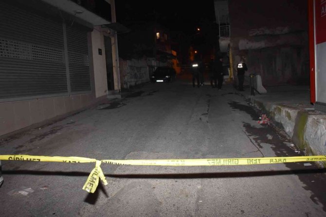 İ̇zmir’de Silahlı Saldırıya Uğrayan Genç Ağır Yaralandı