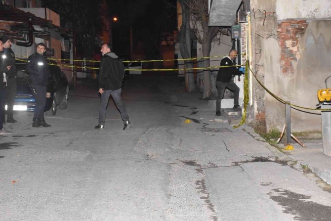 İ̇zmir’de Silahlı Saldırıya Uğrayan Genç Ağır Yaralandı