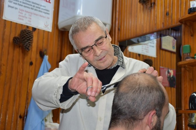 Bursa’da Bir Berber 57 Yıldır Makası Elinden Bırakmadı