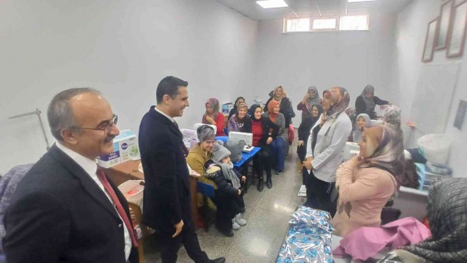 Kursiyerlerden İhtiyaç Sahibi Öğrencilere Karne Hediyesi