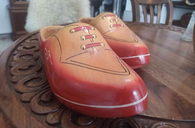 Tahta Ayakkabılar Görenlerin Dikkatini Çekiyor