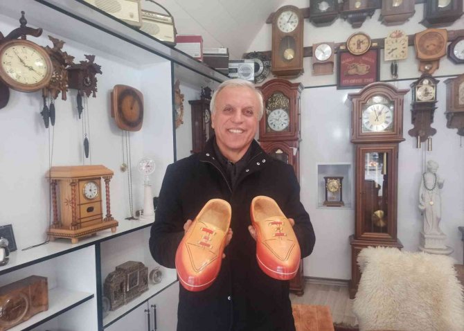 Tahta Ayakkabılar Görenlerin Dikkatini Çekiyor