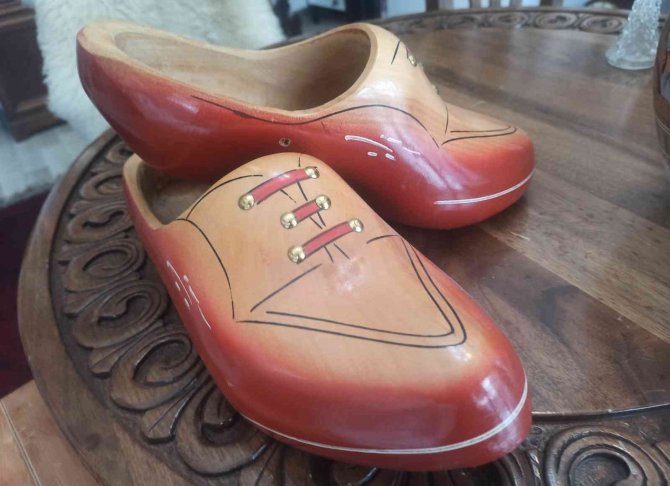 Tahta Ayakkabılar Görenlerin Dikkatini Çekiyor