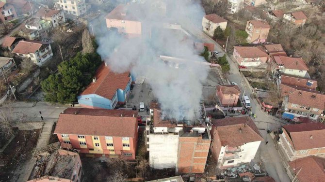 Binanın Çatısında Patlama: Patlama Sonrası Çatı Alev Topuna Döndü
