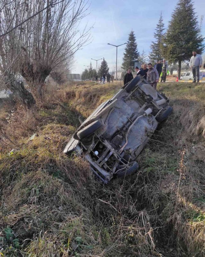 Yoldan Çıkan Otomobil Tarlaya Uçtu: 1 Yaralı