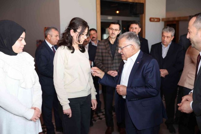 Başkan Büyükkılıç, Develi’de Başarılı Öğrencileri Ödüllendirdi