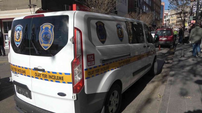 İ̇ş Merkezinin 3. Katından Düşen Yaşlı Adam Hayatını Kaybetti