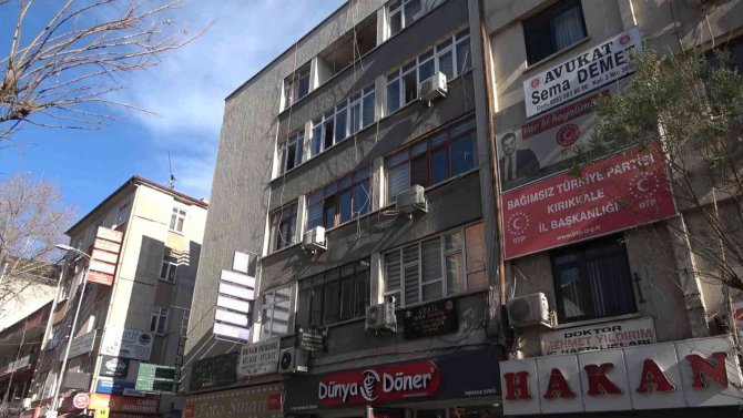İ̇ş Merkezinin 3. Katından Düşen Yaşlı Adam Hayatını Kaybetti