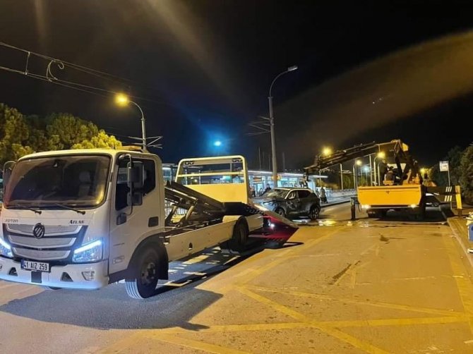 Dereye Uçan Lüks Aracın Sürücüsü Yaralandı