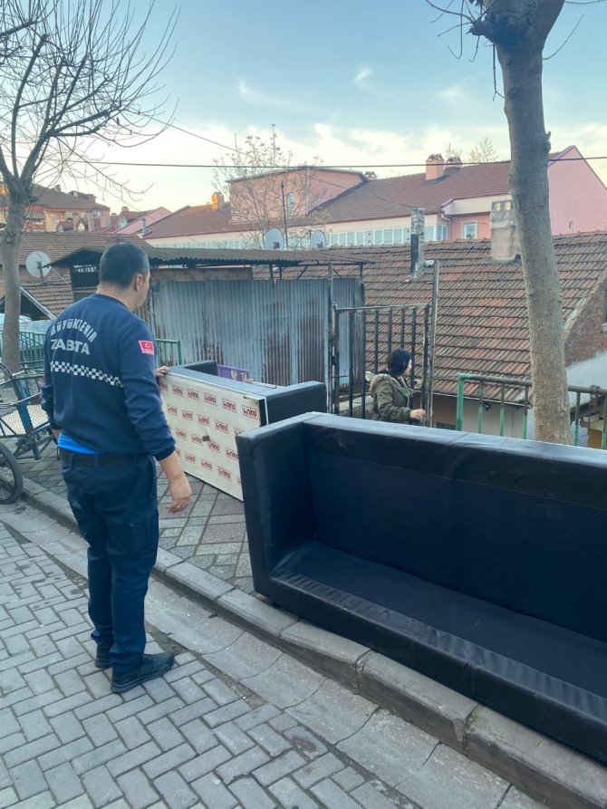 Sepetli Bisikletle Eşya Taşıyan Vatandaşa Zabıta Ekipleri Yardım Etti