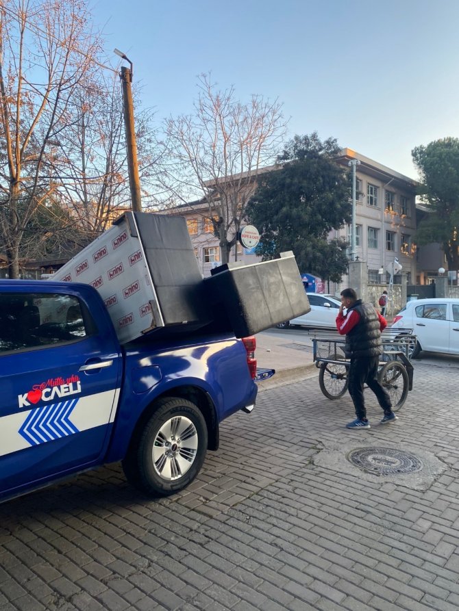 Sepetli Bisikletle Eşya Taşıyan Vatandaşa Zabıta Ekipleri Yardım Etti