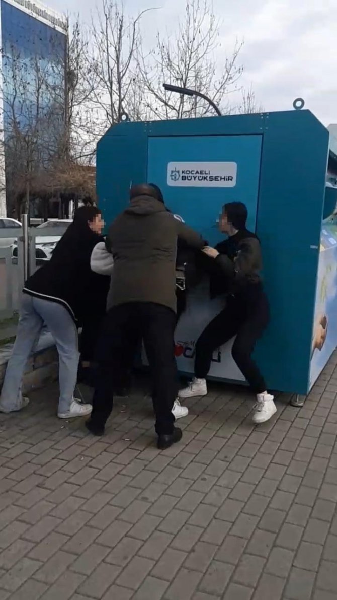 Liseli Kızların, Şok Cihazlı Kavgası