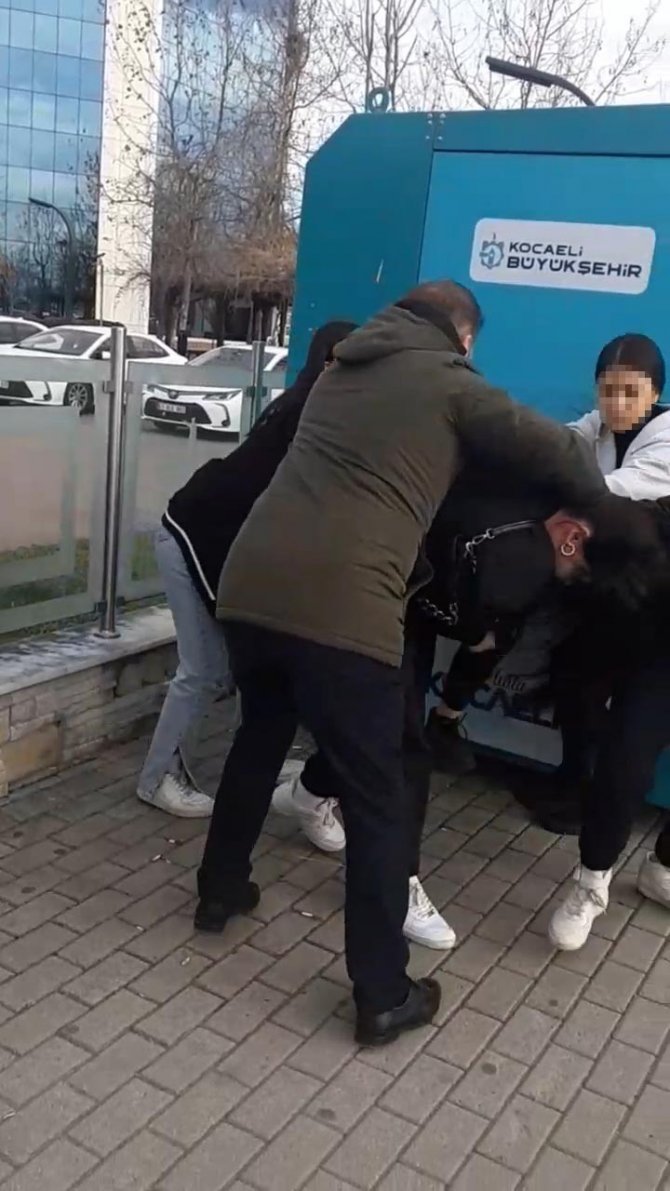 Liseli Kızların, Şok Cihazlı Kavgası
