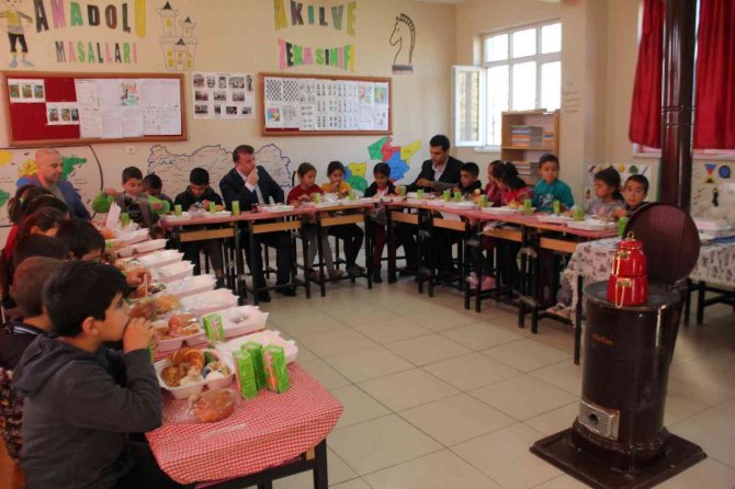 Öğrencilerin Sosyal Medyadan Yaptığı ‘Kahvaltı’ Davetini Geri Çevirmedi