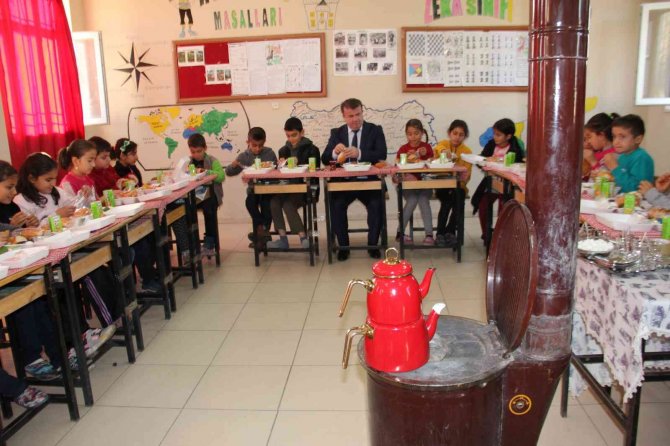 Öğrencilerin Sosyal Medyadan Yaptığı ‘Kahvaltı’ Davetini Geri Çevirmedi