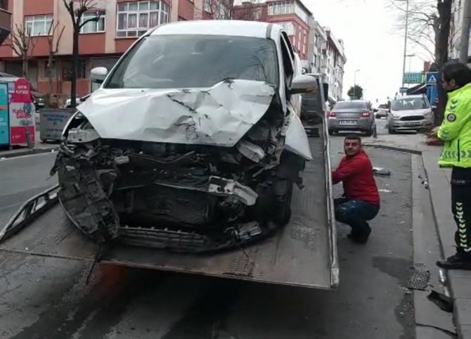 Bir Otomobil Sürücüsü Yolcu Almaya Giden Servis Aracına Çarptı: 1 Yaralı