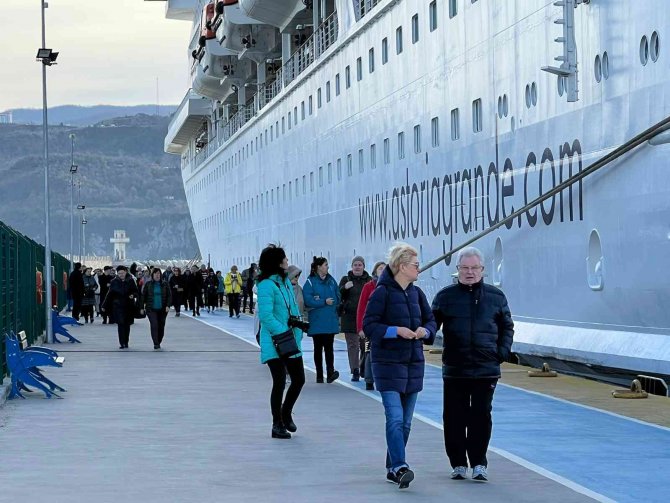 Usturmaçalara Çarpan Kruvaziyer Römorkör Eşliğinde Limana Yanaştırıldı