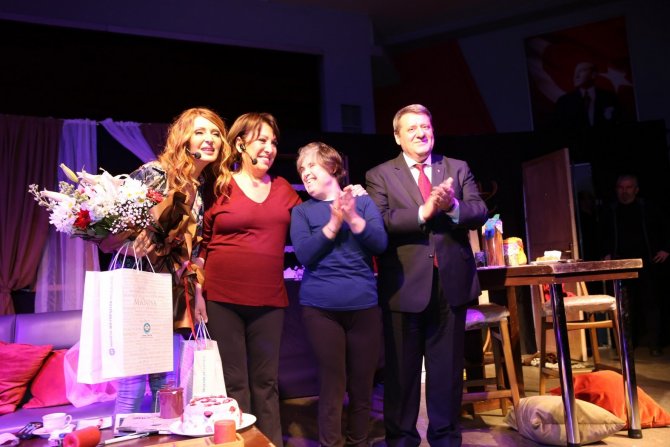 Ünlü Oyuncular Dakikalarca Ayakta Alkışlandı