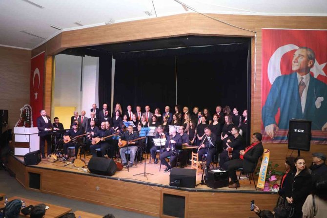 Halk Korosundan Muhteşem Performans