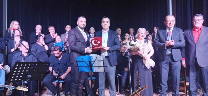 Halk Korosundan Muhteşem Performans