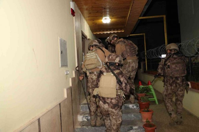 Mersin Tarsus’ta Dolandırıcılık Operasyonu: 24 Gözaltı