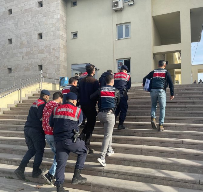 Jandarmadan Deaş Operasyonu: 3 Yabancı Uyruklu Şahıs Tutuklandı