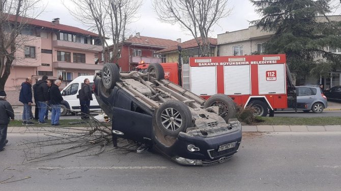 Kontrolden Çıkan Suv Araç Refüje Çarparak Ters Döndü: 1 Yaralı