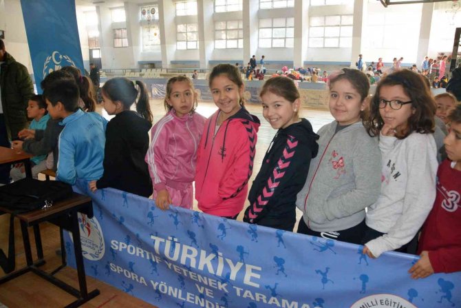 Yetenek Taraması İçin Spor Malzemeleri Dağıtılacak