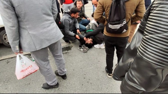 Sultangazi’de Otomobille Çarpışan Motosikletli Kurye Yaralandı