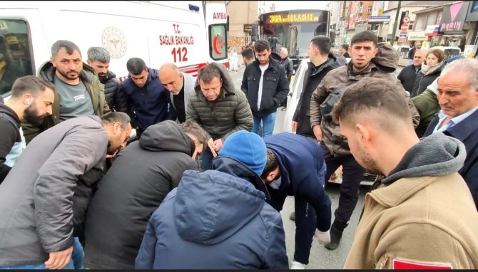 Sultangazi’de Otomobille Çarpışan Motosikletli Kurye Yaralandı